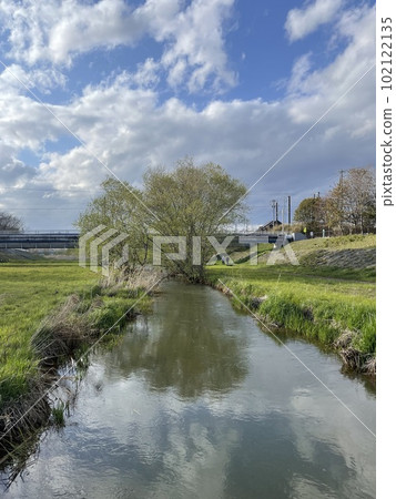 A stream, a tree, and a blue sky make you feel the arrival of summer 102122135