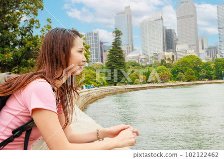 在悉尼市中心附近的海灘上看風景的女人的側寫 在悉尼市中心附近的海灘上看風景的女人的側寫 102122462