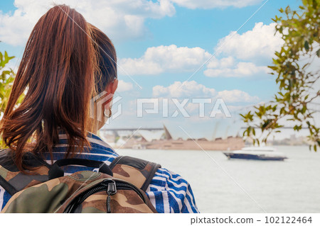 看悉尼歌劇院的婦女的背面圖 102122464