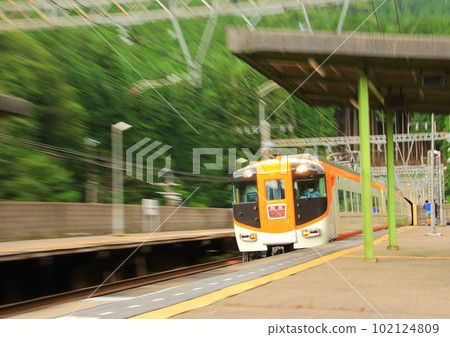 途經近鐵大阪線西青山站的特快列車 途經近鐵大阪線西青山站的特快列車 102124809