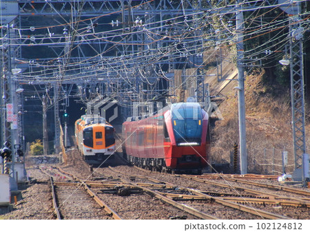 近鐵大阪線長隧道“新成山隧道”入口附近的特急列車 102124812