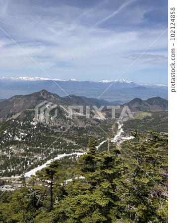 Spring skiing _ Mt. Yokote, Shiga Kogen _ Shibutoge ski resort _ Ski resort in early spring _ Remaining snow Spring skiing _ Mt. Yokote, Shiga Kogen _ Shibutoge ski resort _ Ski resort in early spring _ Remaining snow 102124858
