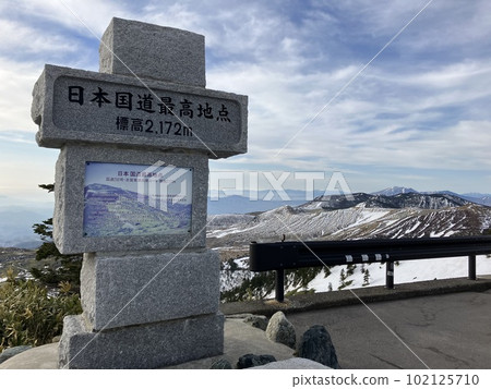 Mt. Yokote, Shiga Kogen _ Shibu Pass _ Early spring _ Leftover snow _ Snow wall 102125710