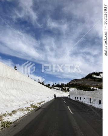 Mt. Yokote, Shiga Kogen _ Shibu Pass _ Remaining snow _ Snow wall _ Route 292 _ Golden Week _ Mt. Yokote, Shiga Kogen _ Shibu Pass _ Remaining snow _ Snow wall _ Route 292 _ Golden Week _ 102125937