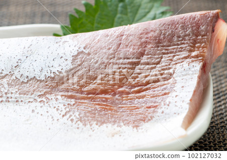 The crispy up of yellowtail. 102127032