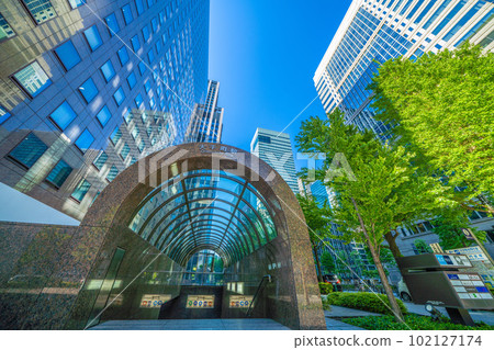 大手町十字路口前日本大手町站的東京城市景觀和閃耀在藍天和新綠中的摩天大樓=四月 102127174