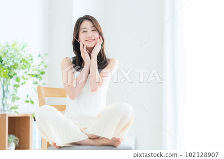在客廳做護膚的年輕女人 102128907