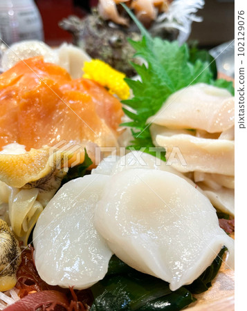 Assorted fresh shellfish sashimi 102129076