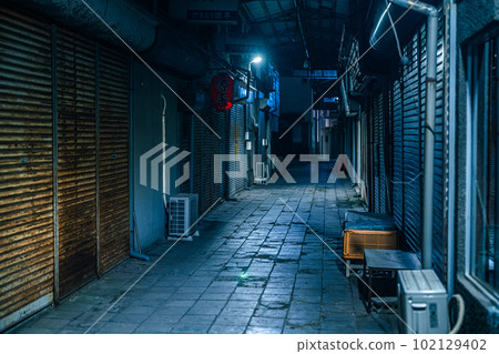 A deserted shopping street at night in Omuta City, Fukuoka Prefecture 102129402