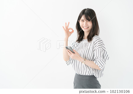 女人智能手機好 102130106