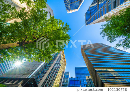 日本的東京城市景觀大手町、丸之內建築物、新鮮的綠色植物等景觀。畫面左側是大手町站前十字路口的方向。 102130758