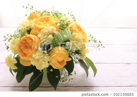 Arrangement of yellow roses 102130883