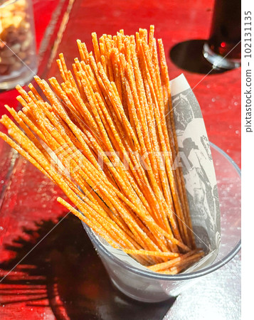 Classic pub appetizer: crunchy fried pasta 102131135