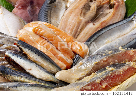 由鮮魚製成的美味隔夜乾魚 102131412