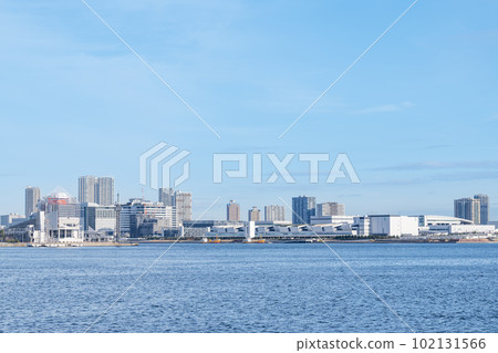 Toyosu, Koto-ku, Tokyo: Toyosu Market and the surrounding streets on a sunny day (distant view of the seafood intermediate wholesale market building) Toyosu, Koto-ku, Tokyo: Toyosu Market and the surrounding streets on a sunny day (distant view of the seafood intermediate wholesale market building) 102131566