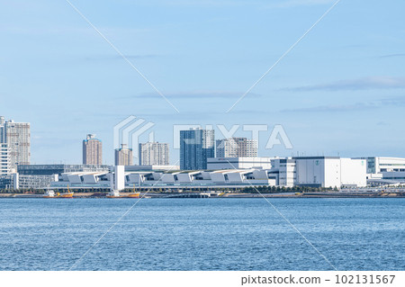 Toyosu, Koto-ku, Tokyo: Toyosu Market and the surrounding streets on a sunny day (distant view of the seafood intermediate wholesale market building) Toyosu, Koto-ku, Tokyo: Toyosu Market and the surrounding streets on a sunny day (distant view of the seafood intermediate wholesale market building) 102131567