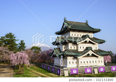 從青森縣的特殊天文台欣賞早晨陽光下的弘前城、磐城山和天守閣 從青森縣的特殊天文台欣賞早晨陽光下的弘前城、磐城山和天守閣 102131800