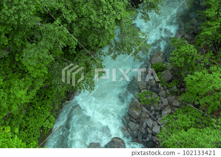 從清澈的溪流落下的瀑布 102133421