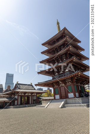 Shitennoji, Osaka "Chumon and Five-storied Pagoda" (Photographed on April 1, 2023) Shitennoji, Osaka "Chumon and Five-storied Pagoda" (Photographed on April 1, 2023) 102133481