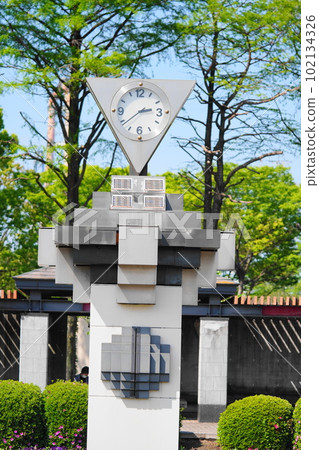 在公園裡觀看 在公園裡觀看 102134326