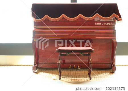 Street piano street corner piano 102134373