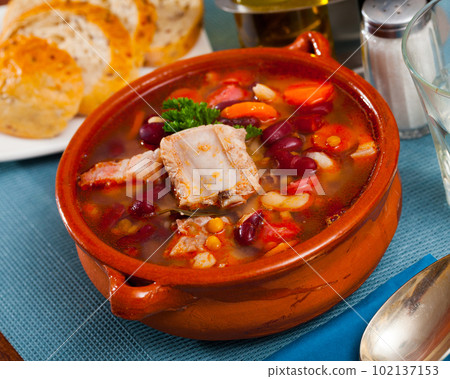 Pork stewed with beans 102137153
