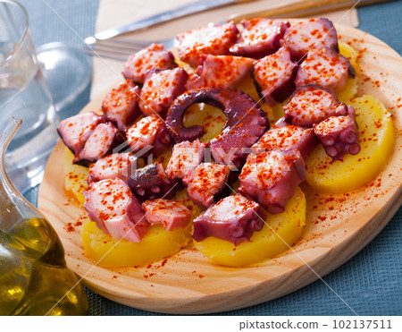 Pulpo a la gallega 102137511