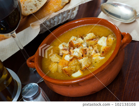 Vegetable soup puree with croutons and cheese 102138108