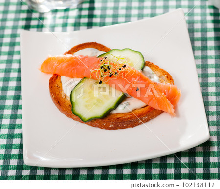 Toast with salmon, cucumber and creamy sauce Toast with salmon, cucumber and creamy sauce 102138112