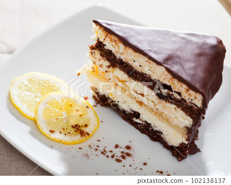 Lemon-chocolate cake with sponge dough 102138137