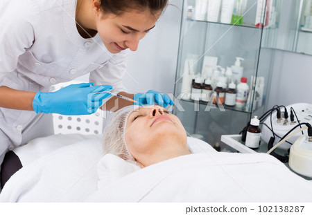 Doctor making injection 102138287