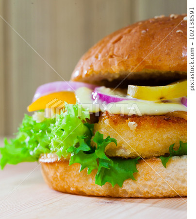 Cheeseburger with chicken nuggets 102138591