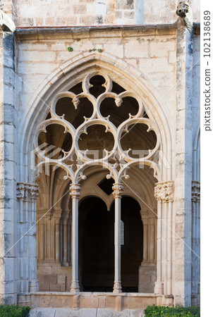 Gothic ogival windows in cloister of Monastery of Santa Maria de Santes Creus 102138689
