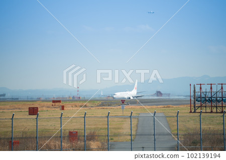 [Taxiing after landing on Runway 16R seen from Keihinjima Ryokudo Park] 102139194
