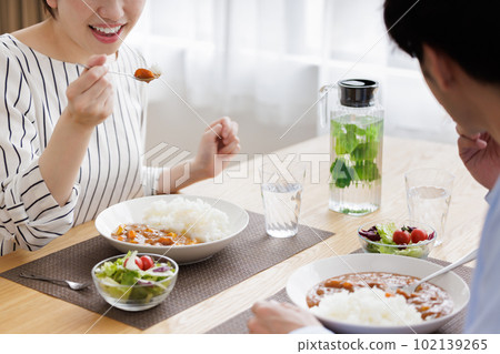 couple eating curry 102139265
