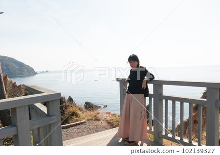 伊豆半島西伊豆海灘上的女人 102139327