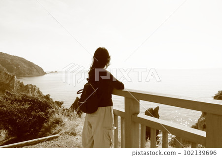 A woman traveling along the coast of Nishi-Izu on the Izu Peninsula 102139696