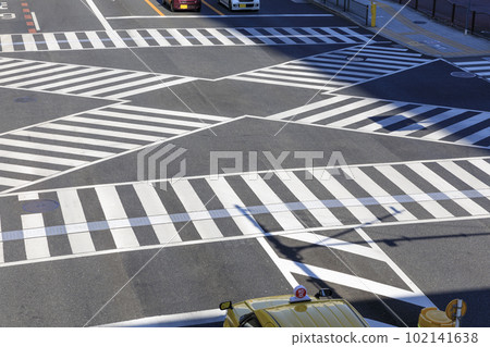 Scramble crossing seen diagonally from above 102141638