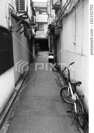 有自行車的小鎮後巷（單色） 102142702