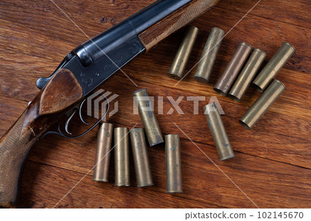 Antique 16-gauge break-action smooth-bored shotgun with cartridges. 102145670