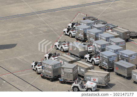 機場的工作車 集裝箱小車排成一排 102147177