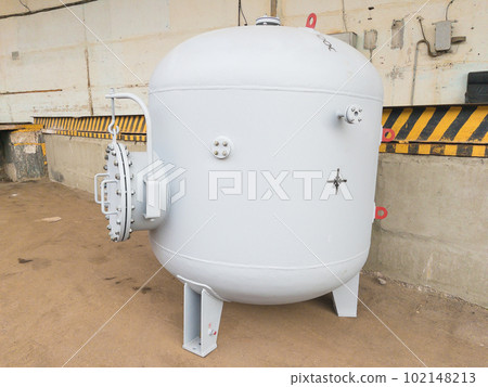 Air receiver for various media, used as a storage tank for compressed gas or liquid under pressure 102148213