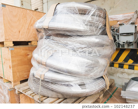 Packed metal hoses (metallic hoses) for transporting substances and media. 102148237