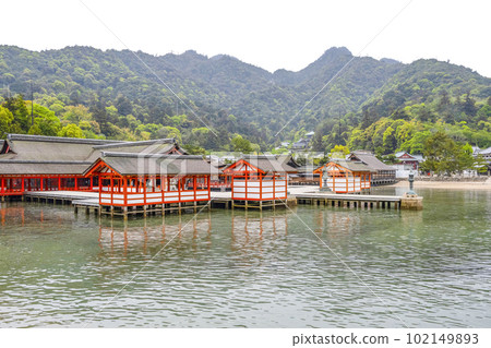 嚴島神社漂浮在海中 102149893