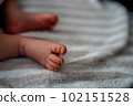 Baby (newborn) feet, close-up (side view) 102151528