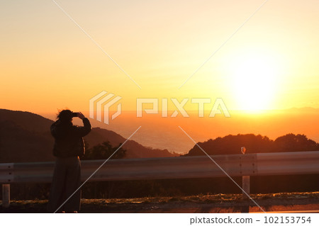 一個女人在伊豆半島西伊豆海岸旅行,看著夕陽的剪影 一個女人在伊豆半島西伊豆海岸旅行,看著夕陽的剪影 102153754