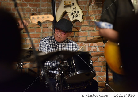 布魯斯樂隊鼓手在現場演奏 布魯斯樂隊鼓手在現場演奏 102154930