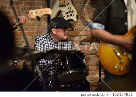 布魯斯樂隊鼓手在現場演奏 102154931