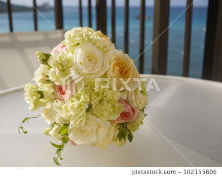 夏威夷一家酒店陽台桌上的花束特寫 102155606