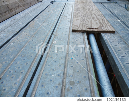 用木板填充腳手架板之間的縫隙 用木板填充腳手架板之間的縫隙 102156183